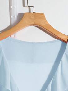 SHEIN Clasi Blusa de manga corta con cuello en V, ruedo con volantes y talle grande, para verano - Celeste - Ver 4