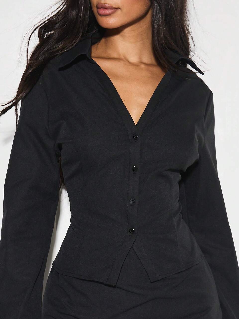 Blusa estilo camisa entallada KIZN con cuello abotonado