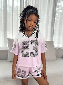 SHIEN Tween 女孩休闲简约浅粉色运动衫套装，赛车图案印花，印花 V 领宽松短袖 T 恤和短裤运动衫狂欢装，夏季运动 2 件套 - 粉色 - 查看 3