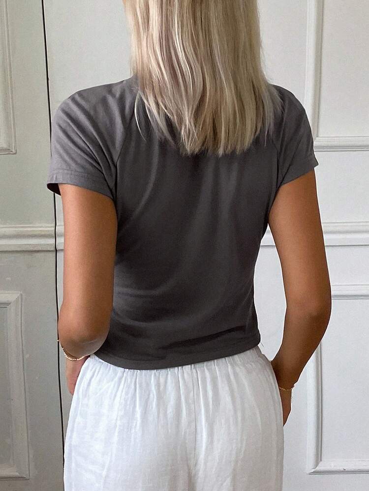 Women's Solid Color Fitted Short Sleeve Beaded Decor V-Neck Casual Vacation T-Shirt, Autumn Preppy Tops