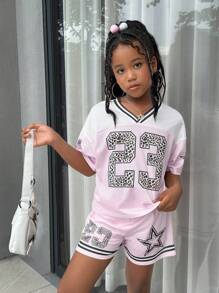 SHIEN Tween 女孩休闲简约浅粉色运动衫套装，赛车图案印花，印花 V 领宽松短袖 T 恤和短裤运动衫狂欢装，夏季运动 2 件套 - 粉色 - 查看 7