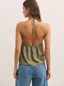 Nöista 这款无袖吊带上衣采用柔和的橄榄绿色，正面垂褶设计搭配木珠领口，营造出轻松飘逸的廓形。是夏季的理想之选。 - 軍綠色 - 查看 2