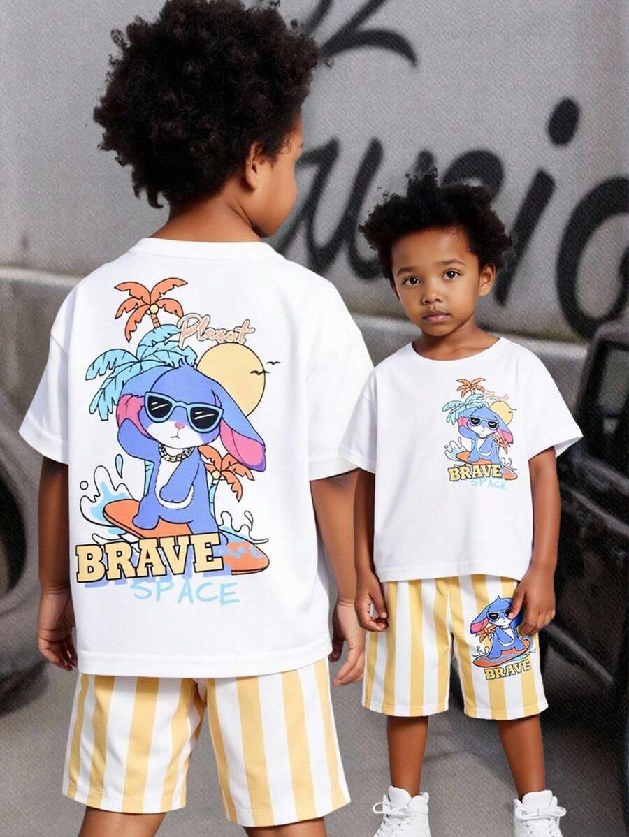 SHEIN 小男孩休闲白色T恤搭配酷炫蓝色兔子图案和黄色条纹短裤套装，节日装 - 彩色 - 查看 1