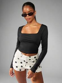 MISSGUIDED Top corto de cuello cuadrado de manga larga, ajustado, esencial, capa básica, moderno, minimalista, para usar en otoño, invierno y primavera, de estilo clásico y versátil - Negro - Ver 1