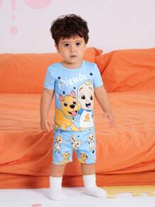 CoComelon X SHEIN Conjunto de pijama para bebé niño que incluye camiseta de manga corta con estampado de dibujos animados en azul y pantalones cortos, talla grande top de manga corta blanco casual y pantalones - Multicolor - Ver 3