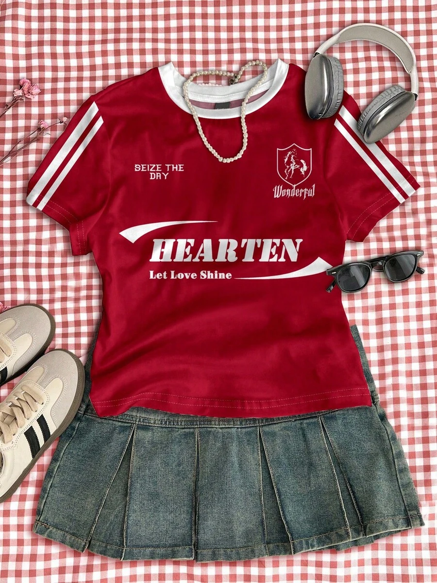 SHEIN 街头服饰复古红色运动校队风格字母撞色条纹,少女休闲简约贴身圆领短袖高腰短款常规 T 恤,适合夏季 - 彩色 - 查看 1