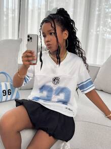 SHEIN Leap Crew 青少年女孩缎面和网眼字母印花 V 领宽松休闲 T 恤，返校，母子装儿童足球球衣儿童 Y2K 风格时尚儿童校服