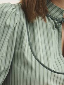 Nöista Áo sơ mi màu xanh bạc hà , được thiết kế với tay áo cách điệu và cổ áo thắt nơ. Một lựa chọn hoàn hảo cho mùa thu, phong cách đi học hoặc công sở. Chuyên nghiệp nhưng vẫn trẻ trung - nâng tầm phong cách công sở hoặc thường ngày của bạn mùa thu này. - màu xanh lá - Xem 6