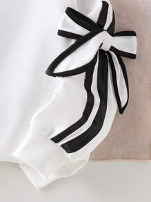 SHEIN 2 件套年轻女孩针织简约 3D 蝴蝶结圆领长袖运动衫和黑色裤子套装，时尚秋季服装 - 白色 - 查看 6