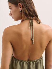 Nöista 这款无袖吊带上衣采用柔和的橄榄绿色，正面垂褶设计搭配木珠领口，营造出轻松飘逸的廓形。是夏季的理想之选。 - 軍綠色 - 查看 6