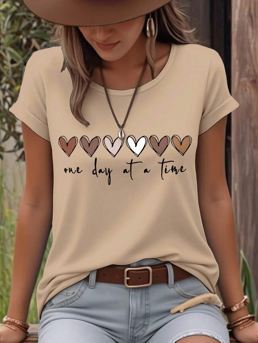 EMERY ROSE Kaos Ukuran Besar Lengan Pendek Leher Bulat dengan Slogan Hati & Huruf, Modis - Khaki - View 1