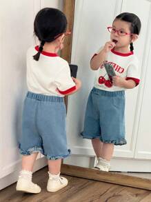 SHEIN 2 Stücke Set für Baby Mädchen mit Rundhals Raglan bedrucktem Kurzarm T-Shirt in Rot & Weiß, Frucht- & Kirschenmuster + A-Linie Shorts aus Denim mit elastischer Taille, Rüschenbesatz und Taschen, lässiges und modisches Sommeroutfit - Verschiedenfarbig - Übersicht 2