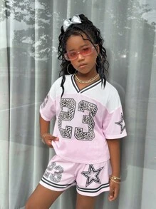 SHIEN Tween 女孩休闲简约浅粉色运动衫套装，赛车图案印花，印花 V 领宽松短袖 T 恤和短裤运动衫狂欢装，夏季运动 2 件套 - 粉色 - 查看 4