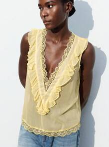 SHEIN X Scot Louie Maija 女士蕾丝拼接深V领荷叶边无袖时尚上衣，优雅都市浪漫乡村风上衣，适合机场旅行、街头、婚礼宾客、商务休闲、约会、派对、返校、圣帕特里克节、复活节派对、海滩、夏季度假、海滩旅行、夏季外出、毕业典礼等场合。 - 黃色 - 查看 3