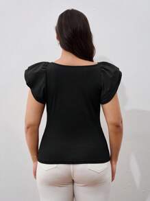 SHEIN Clasi Camiseta casual de talla grande con bajo con volantes, color liso, parte superior casual para mujer, ropa de mujer, blusas de verano, ropa bohemia de verano para mujer, ropa de playa, blusas de verano, conjuntos de verano para mujer, atuendo de concierto para mujer, ropa de mujer bohemia