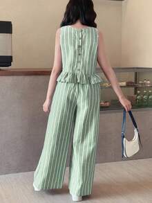 SHEIN Bộ áo không tay sọc xanh lá cây và trắng có cúc gỗ và quần ống đứng cho bé gái tuổi teen, trang phục ngày lễ thường ngày. Thích hợp cho kỳ nghỉ xuân/hè, tiệc tùng, thanh lịch, trở lại trường, dễ thương, dã ngoại ngoài trời cùng gia đình và mặc hàng ngày. - Màu xanh Bạc hà - Xem 2