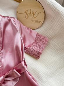 Accappatoio in maglia da neonata con bordo in pizzo rosa semplice, manica corta, legato in vita