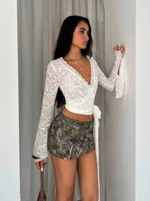 Glamine 白色蕾丝边V领衬衫，喇叭袖、系带袖口和镂空设计。融合西部与波西米亚风情，是日常或聚会的完美之选，为您的秋季造型增添优雅与个性。蕾丝上衣 蕾丝长袖上衣 蕾丝裹身上衣 白色蕾丝上衣 蕾丝衬衫 - 白色 - 查看 5