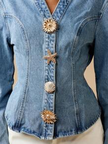 MISSGUIDED 牛仔夹克，贝壳海星金色纽扣细节，合身收腰长袖休闲时尚春夏沙滩装上衣 - 淺色水洗藍 - 查看 4