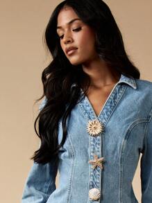 MISSGUIDED 牛仔夹克，贝壳海星金色纽扣细节，合身收腰长袖休闲时尚春夏沙滩装上衣 - 淺色水洗藍 - 查看 5