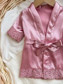 Accappatoio in maglia da neonata con bordo in pizzo rosa semplice, manica corta, legato in vita