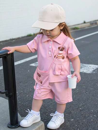 SHEIN 3 件套女婴粉色翻领短袖纽扣衬衫，趣味熊印花斜挎包，松紧腰带蝴蝶结装饰短裤套装，舒适休闲，适合春夏秋冬居家户外