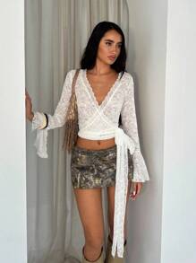 Glamine 白色蕾丝边V领衬衫，喇叭袖、系带袖口和镂空设计。融合西部与波西米亚风情，是日常或聚会的完美之选，为您的秋季造型增添优雅与个性。蕾丝上衣 蕾丝长袖上衣 蕾丝裹身上衣 白色蕾丝上衣 蕾丝衬衫 - 白色 - 查看 3