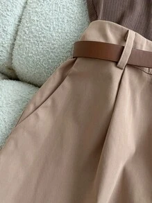 SHEIN Tall Brązowa, bezrękawnik z golfem i dopasowanym krojem, z kieszenią i paskiem, w połączeniu z szerokimi nogawkami w brązowe i białe paski, 2-częściowy damski letni garnitur biznesowy - Brązowy - Zobacz 7