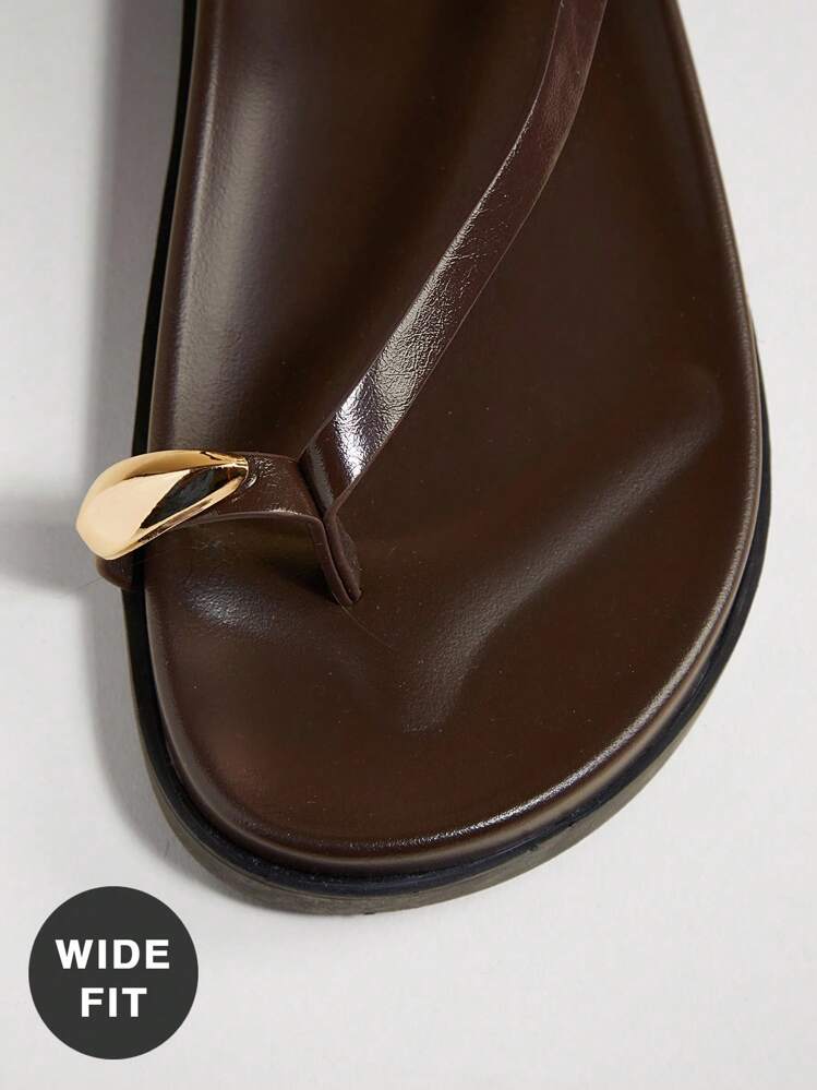 SHUZIA Sandales plates confortables avec anneau d'orteil en métal doré, taille large, pour femmes - Tabac - Voir 4