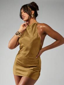 MISSGUIDED 金属缎面露背迷你连衣裙，适合晚宴、派对、夜店、节日、特殊场合，露背设计，适合夏季、春季等正式场合穿着。 - 駝色 - 查看 1