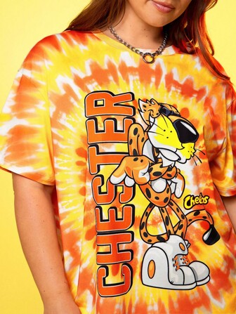 Cheetos X SHEIN Camiseta de manga corta de cuello redondo con estampado de letra y dibujo animado de tinte anudado, informal y para verano, tallas grandes