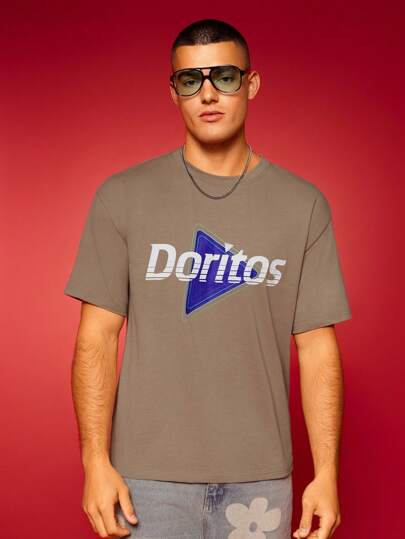 Doritos X SHEIN Camiseta de manga corta de cuello redondo con gráficos geométricos y letras para hombre, de estilo casual de verano