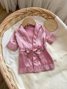Accappatoio in maglia da neonata con bordo in pizzo rosa semplice, manica corta, legato in vita