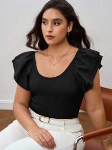 SHEIN Clasi Camiseta casual de talla grande con bajo con volantes, color liso, parte superior casual para mujer, ropa de mujer, blusas de verano, ropa bohemia de verano para mujer, ropa de playa, blusas de verano, conjuntos de verano para mujer, atuendo de concierto para mujer, ropa de mujer bohemia