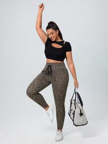 SHEIN Essnce Jeans casuales ajustados de talla grande para mujer con estampado de leopardo y cordón en la cintura - Gris - Ver 4