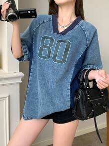 SHEIN 少女V领撞色字母印花宽松牛仔短袖运动上衣，适合日常出行、户外活动、居家、早午餐、下午茶、通勤、机场穿着、秋季、乡村音乐会、工作/办公室商务休闲、返校街头风等场合。 - 中等水洗藍 - 查看 4