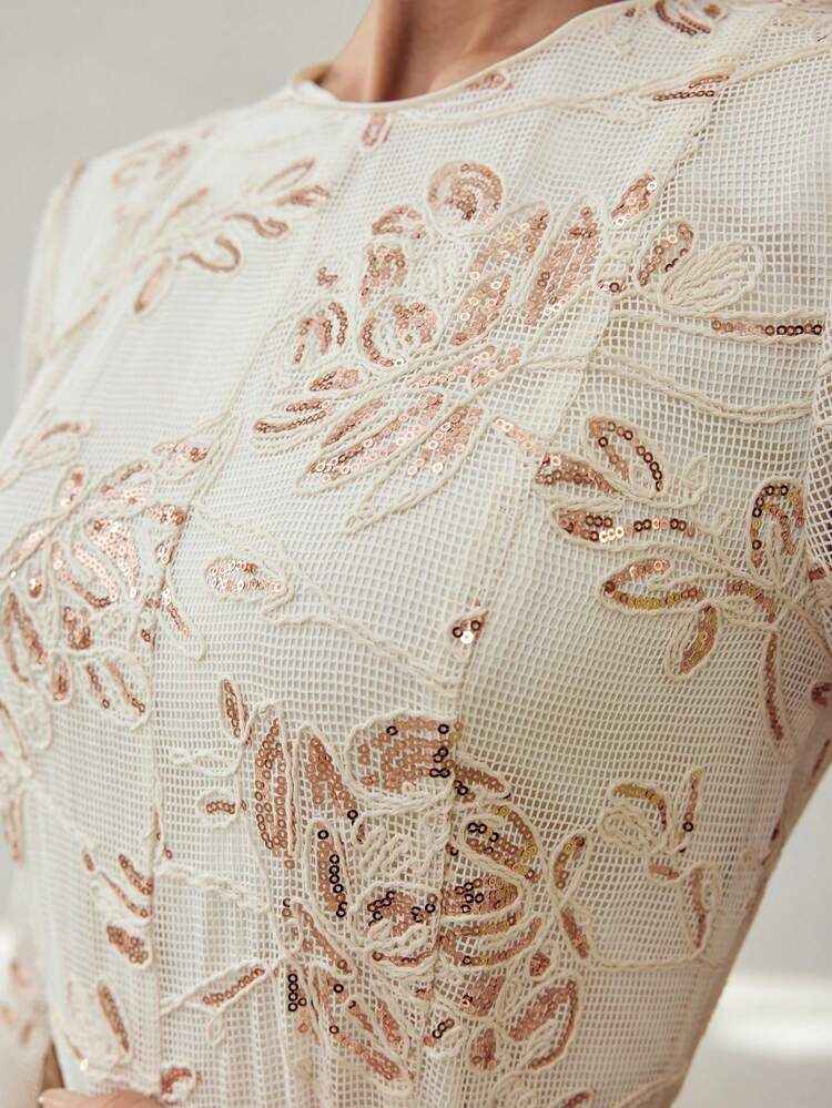 ROBE LONGUE SANS CEINTURE À VOLANTS AVEC MOTIF FLORAL BRODÉ DE SEQUINS CONTRASTÉS