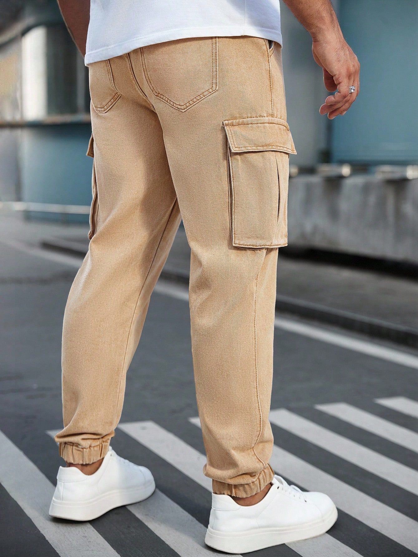 بنطلون جينز رجالي بجيوب متضمّنة ذو قدم مستقيمة