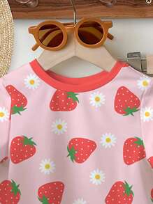 SHEIN 2件套幼儿女童休闲可爱粉色卡通草莓和雏菊花卉印花圆领短袖上衣和喇叭裤夏季服装