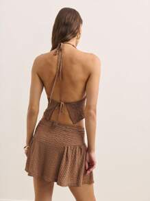 Nöista Acest set maro din două piese prezintă un top scurt cu decolteu adânc în V și o fustă mini asortată, cu un model evazat lejer. Materialul tricotat minimalist și silueta modernă și elegantă fac ca acest set să fie ideal pentru ținute de vară, inspirate de Y2K sau ca o ținută elegantă pentru concerte country. - Maro - Vizualizare 3