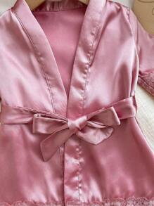 Accappatoio in maglia da neonata con bordo in pizzo rosa semplice, manica corta, legato in vita