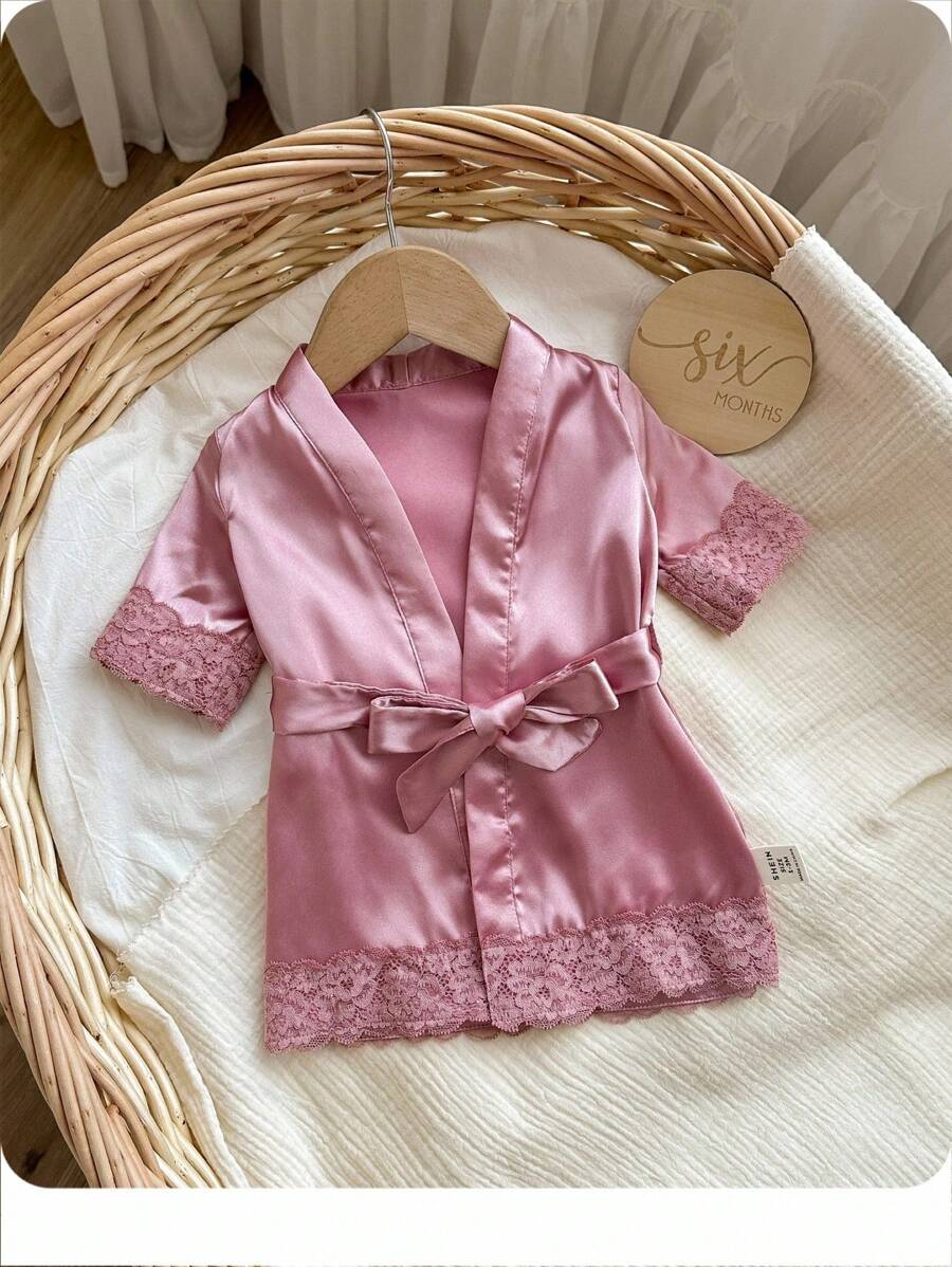 Accappatoio in maglia da neonata con bordo in pizzo rosa semplice, manica corta, legato in vita