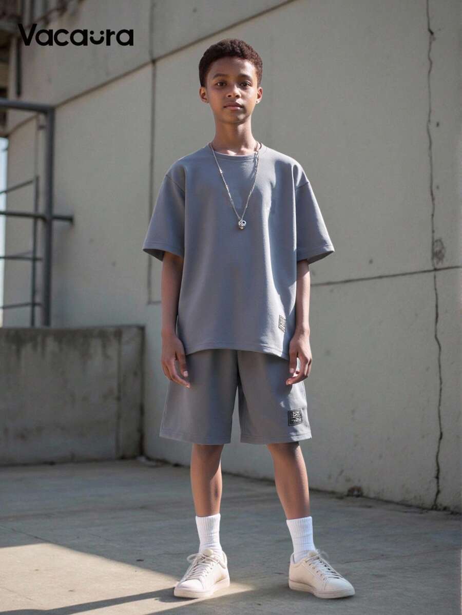 SHEIN Vacaura 青少年男孩字母印花短袖上衣和短裤两件套休闲套装 - 淺藍色 - 查看 1