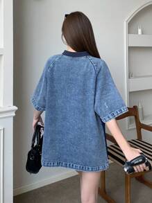 SHEIN 少女V领撞色字母印花宽松牛仔短袖运动上衣，适合日常出行、户外活动、居家、早午餐、下午茶、通勤、机场穿着、秋季、乡村音乐会、工作/办公室商务休闲、返校街头风等场合。 - 中等水洗藍 - 查看 2