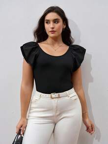 SHEIN Clasi Camiseta casual de talla grande con bajo con volantes, color liso, parte superior casual para mujer, ropa de mujer, blusas de verano, ropa bohemia de verano para mujer, ropa de playa, blusas de verano, conjuntos de verano para mujer, atuendo de concierto para mujer, ropa de mujer bohemia
