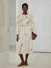 Aveloria Modichic 优雅精致简约圆领连衣裙，配布质腰带，亮片刺绣，长袖，女款超长款 - 杏色 - 查看 3