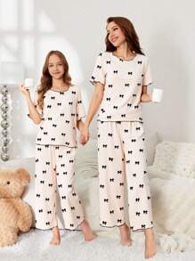 SHEIN Bộ đồ ngủ 2 món cho nữ, màu mơ in họa tiết nơ đen toàn bộ, thiết kế viền tương phản, áo tay ngắn và quần dài, bộ đồ ngủ thanh lịch, thời trang trở lại trường - Màu be - Xem 3