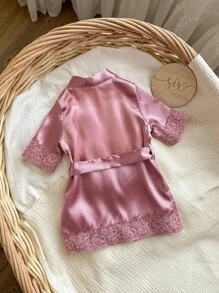 Accappatoio in maglia da neonata con bordo in pizzo rosa semplice, manica corta, legato in vita