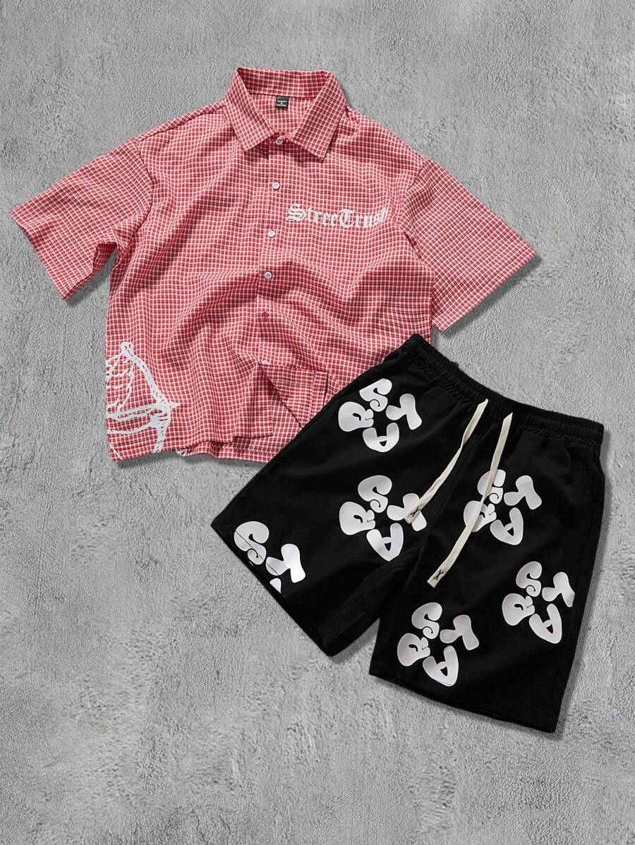 Manfinity Streetrush Set de 2 piezas de ropa estilo urbano para hombres jóvenes: camisa de manga corta y shorts, con gráficos de lema "Ángel y regalo", de tela escocesa clásica con vibra retro, personalizable, vintage, moda, adecuado para cultura urbana, calle, combinación de moda, uso casual diario, recreación al aire libre, regalo de vacaciones, unisex