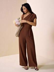 SHEIN PETITE Combinaison sans manches en lin texturé de couleur brune avec design asymétrique. Nouveauté printemps/été 2025, idéale pour les festivals de musique, Pâques, la Saint-Patrick, le style occidental, nomade, les fêtes d'anniversaire, la remise des diplômes, le style campus, les tenues quotidiennes décontractées, les vacances, les croisières, la plage, les bains de soleil, les virales et le style de rue. - Tabac - Voir 8